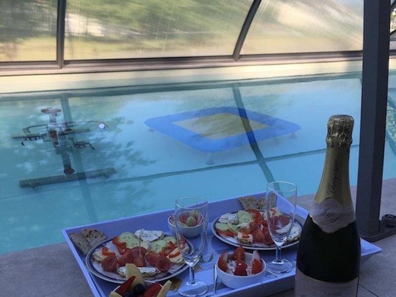 Pool mit Sportgeräten am Haus